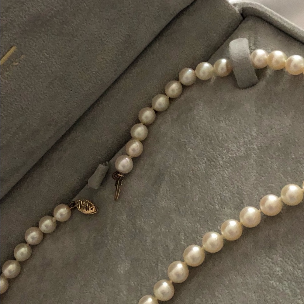 Very nice quality pearl necklace.  14 carats closure.